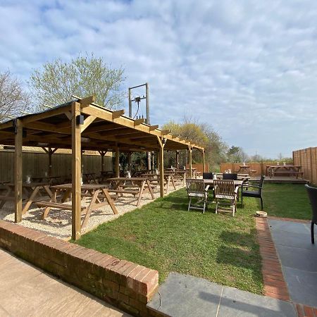 The Six Bells Hotel Beenham Exterior photo