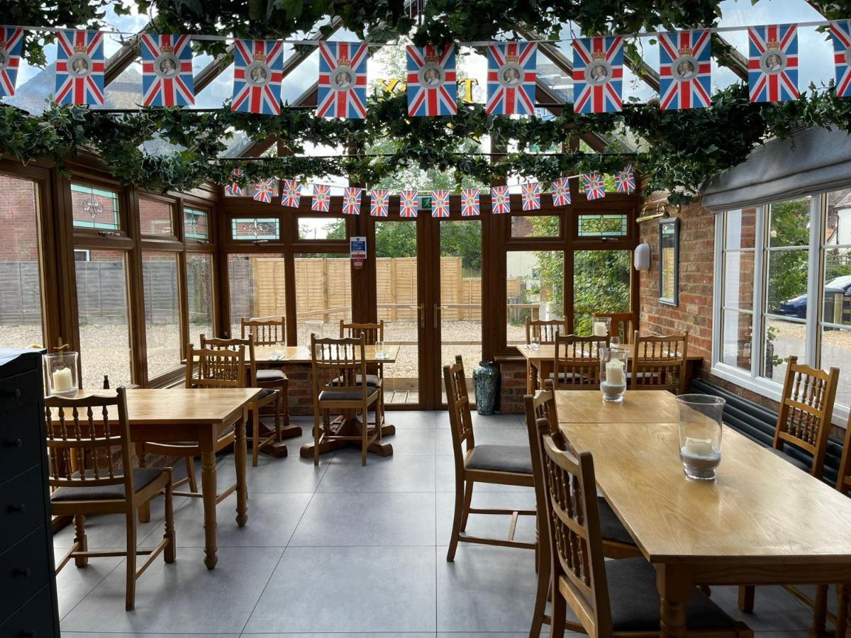 The Six Bells Hotel Beenham Exterior photo